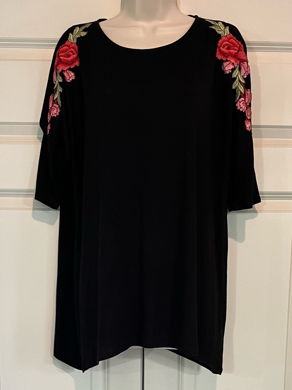NWT EST. 1946 Floral Embroidered Scoop Neck Short Sleeve Blouse Size Medium